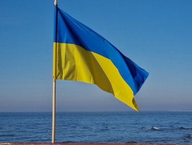 Ukrayna bayrağı, mavi gökyüzü ve mavi deniz arkaplanı kopya uzayı yatay