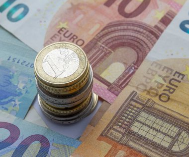 Arkaplan olarak para, Avro paraları ve banknotlar. Tasarımınız için para ve finansal kavramlar, afiş, kapak, model