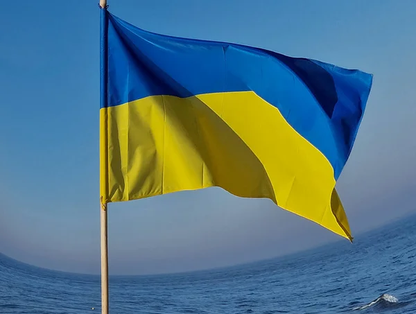 Флаг Украины, голубое небо и синее море — стоковое фото