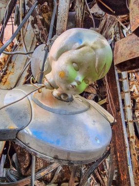 Ürkütücü yaşlı bebek kafası. Yaratıcı bir proje için kullanılan korkunç görünümlü bir oyuncak bebek kafası, bir performans. Dünya İntiharını Önleme Günü 10 Eylül, Dünya Akıl Sağlığı Günü 10 Ekim