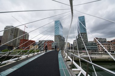 İspanya 'nın Bilbao şehrinin ve köprünün manzarası