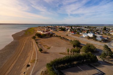 Atlantik kıyısındaki bir kasabanın hava fotoğrafları.
