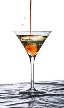 Martini bardağına portakal suyu dök.