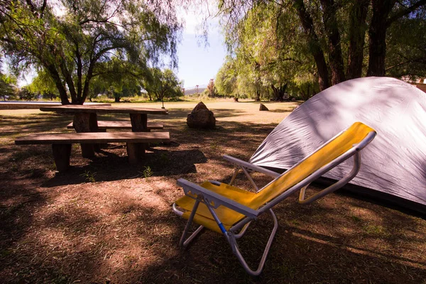 Chaise Repos Dans Camp Ensoleillé Avec Arbres Tente — Photo