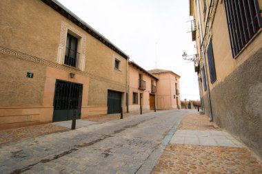 Segovia şehri, ıssız sokaklarda alçak açılı çekim.