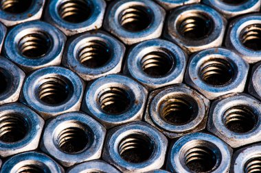 Metal fındıklar ve gölgeli cıvataların arka planı