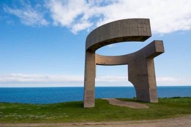 İspanyol sahilinin önündeki anıt. Atlantik Okyanusu manzarası.