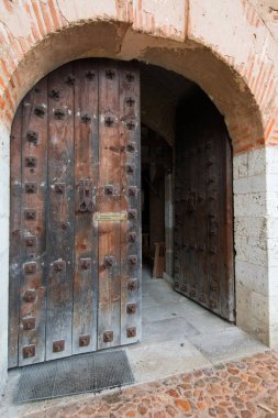 Orta çağ İspanyol katedralinin büyük kapısı.