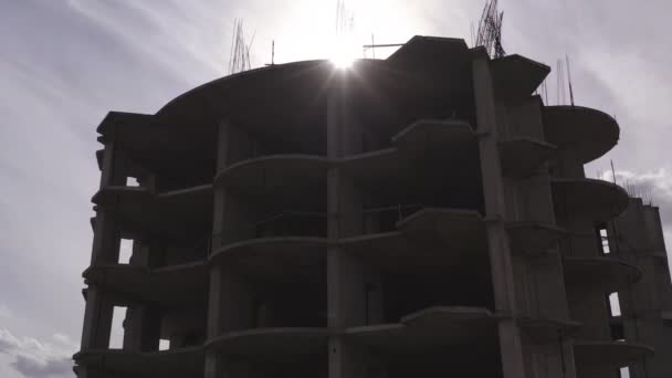 녹슨 건물 이 있는 버려진 건설 현장. 미완성 마천루 — 비디오