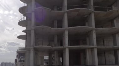 Paslı yapısı olan terk edilmiş bir inşaat alanı. Bitmemiş gökdelen