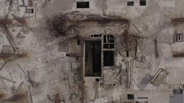 Εγκαταλελειμμένο εργοτάξιο με σκουριασμένη δομή. ημιτελής ουρανοξύστης — Αρχείο Βίντεο