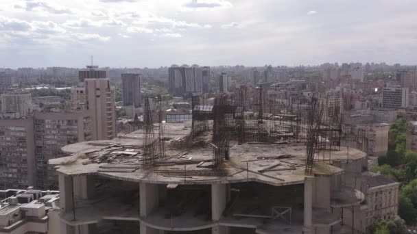Opuštěné staveniště s rezavou konstrukcí. nedokončený mrakodrap — Stock video