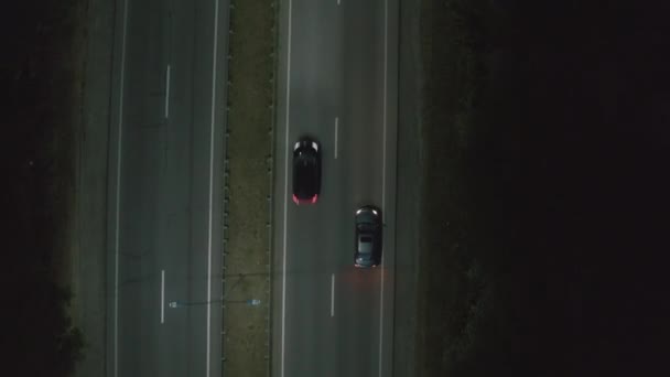 Estacionamento de carro cinza na estrada rural na floresta durante a noite — Vídeo de Stock