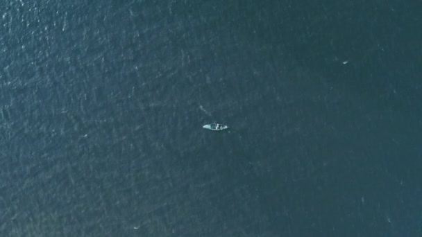 Barca solitaria in mare. una barca perduta in alto mare con persone a bordo. — Video Stock