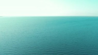 Denizde yalnız bir tekne. Açık denizlerde içinde insanlar olan kayıp bir tekne..