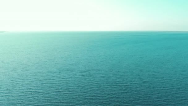 海の孤独な船。船に乗っている人たちと共に. — ストック動画