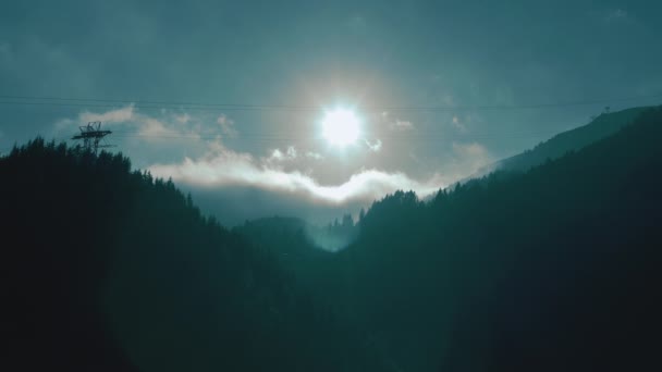Bellissimo tramonto in montagna. i raggi del sole splendono tra le nuvole — Video Stock