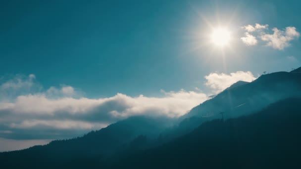 Красивый закат в горах. the rays of the sun shine between the clouds — стоковое видео