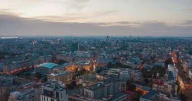 Güneş sonbahar büfesinde batar. Bir Avrupa şehrinde akşam - insansız hava aracı hipervanesi