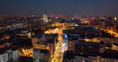 Güneş sonbahar büfesinde batar. Bir Avrupa şehrinde akşam - insansız hava aracı hipervanesi