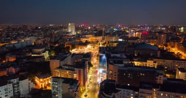 El sol se pone sobre el otoño de Bucarest. noche en una ciudad europea - hiperlapso de drones — Vídeos de Stock