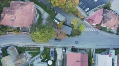  Country yolunda araba sürüyor. Küçük bir kasabadan geçen araba.