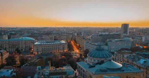 Солнце садится над осенним бухарестом. вечер в европейском городе - гиперлапс беспилотника — стоковое видео