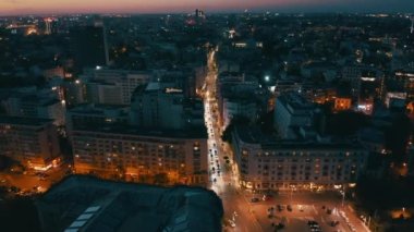 Güneş sonbahar büfesinde batar. Bir Avrupa şehrinde akşam - İHA görüşü