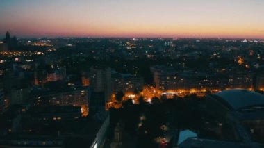 Güneş sonbahar büfesinde batar. Bir Avrupa şehrinde akşam - İHA görüşü