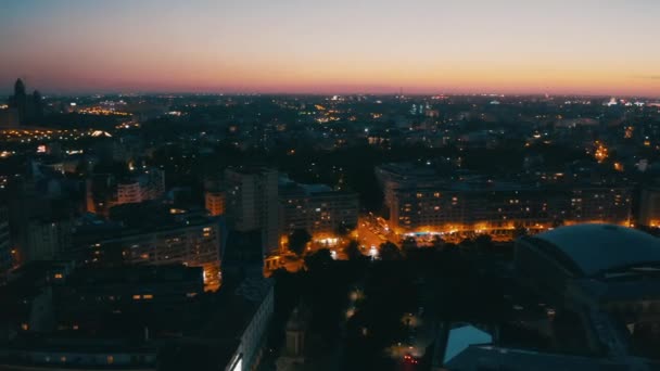 El sol se pone sobre el otoño de Bucarest. noche en una ciudad europea - vista del dron — Vídeos de Stock