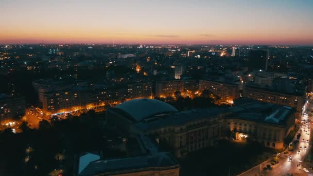 Солнце садится над осенним бухарестом. вечер в европейском городе - вид с дрона — стоковое видео
