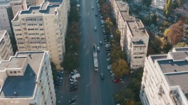 Caddenin ortasında Bükreş 'te tramvay turları. 