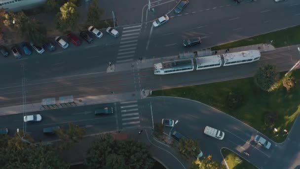 Paseos en tranvía en medio de la calle en Bucarest — Vídeos de Stock