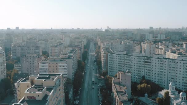 Городской городской пейзаж. транспортные прогулки по улице в Бухаресте — стоковое видео