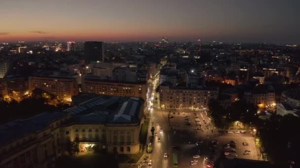 Солнце садится над осенним бухарестом. вечер в европейском городе - вид с дрона — стоковое видео