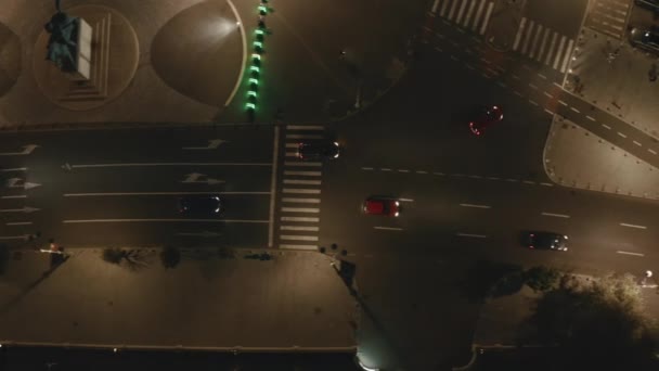 Los coches conducen por las calles de la ciudad nocturna. Imágenes de 4k. — Vídeos de Stock