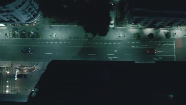Voitures conduisent dans les rues de la ville de nuit. Images 4k. — Video