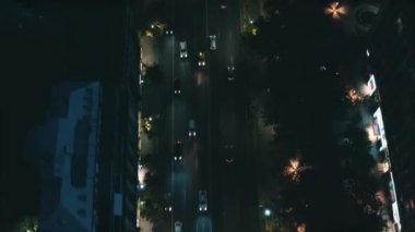 Arabalar gece şehrinin sokaklarında dolaşır. 4k görüntü. 