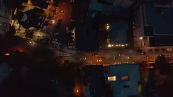 Arabalar gece şehrinin sokaklarında dolaşır. 4k görüntü. — Stok video
