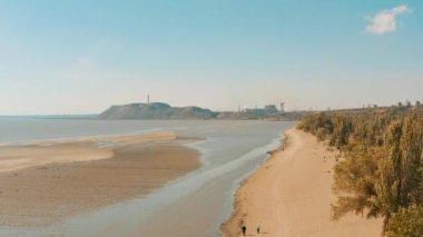 Yazın sanayi şehri Mariupol. Barış zamanında şehrin üzerinde uçmak. 