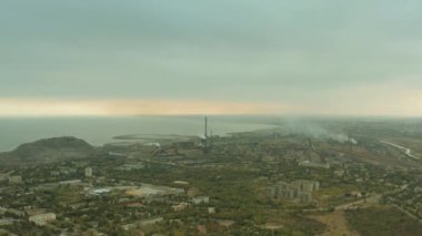 Yazın sanayi şehri Mariupol. Barış zamanında şehrin üzerinde uçmak. 
