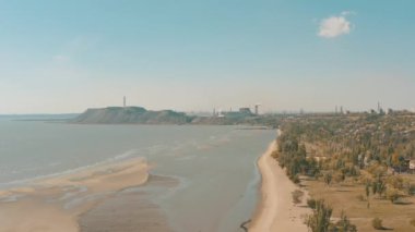 Yazın sanayi şehri Mariupol. Barış zamanında şehrin üzerinde uçmak. 