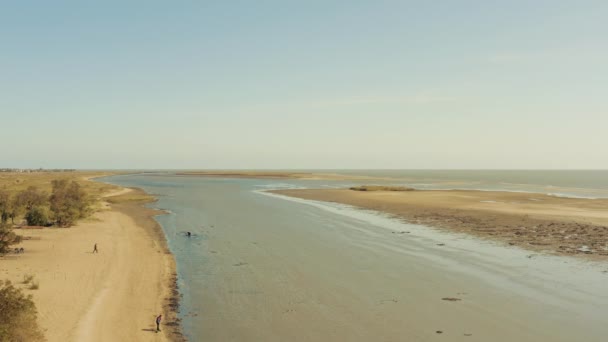 Mariupol fishermen manually collect shellfish on the shore. city in peacetime. — 图库视频影像