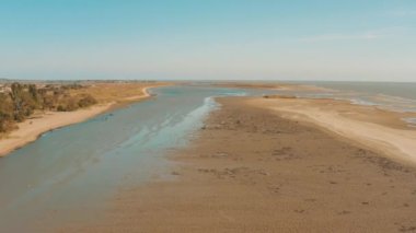 Mariupol balıkçıları elle kıyıdan kabuklu deniz hayvanı topluyor. Barış zamanındaki şehir. 