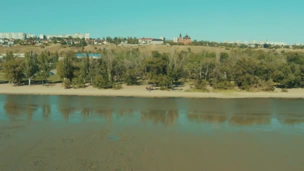 Przemysłowe miasto Mariupol latem. Lot nad miastem w czasie pokoju. — Wideo stockowe