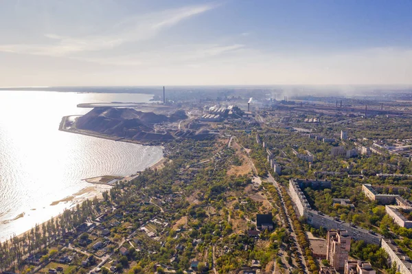 Yazın sanayi şehri Mariupol. Barış zamanında şehrin üzerinde uçmak. 