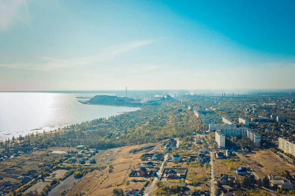 Ciudad industrial Mariupol en el verano. Vuelo sobre la ciudad en tiempo de paz. —  Fotos de Stock