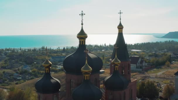 Deniz manzaralı Başmelek Michael Kilisesi - Havadan Bakış Mariupol — Stok video