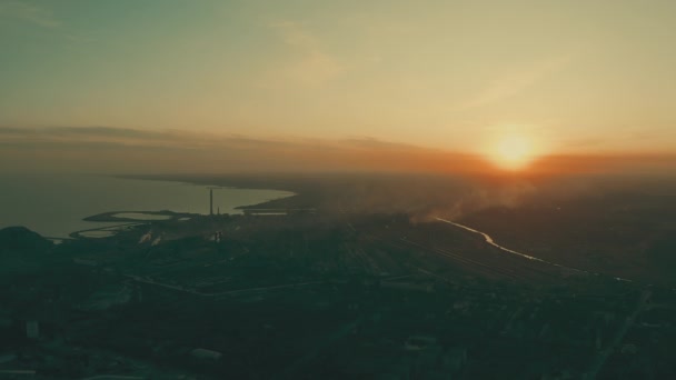 여름의 산업 도시 마리우폴입니다. 평시에 도시 상공을 비행하는 모습. — 비디오