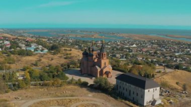 Deniz manzaralı Başmelek Michael Kilisesi - Havadan Bakış Mariupol